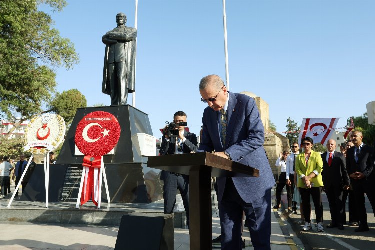 Cumhurbaskani-Erdogan-Lefkosadaki-Ataturk-Aniti‘ni-ziyaret-etti.jpg