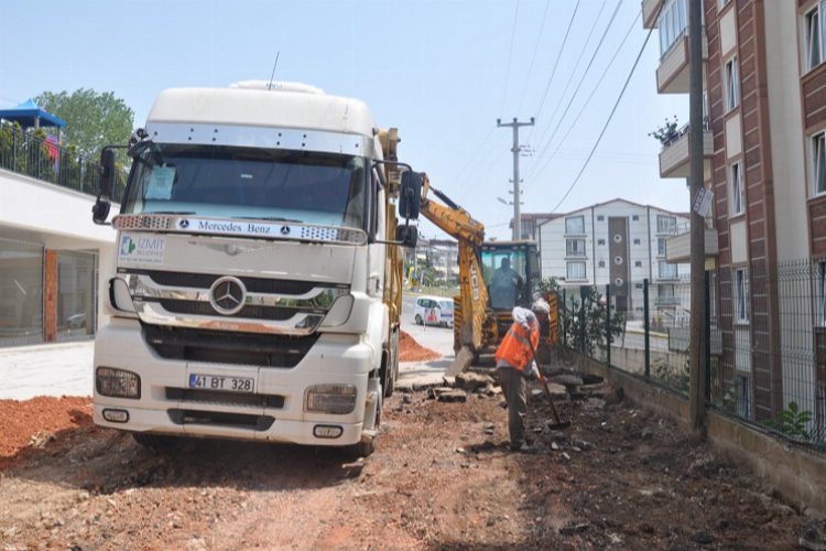 Izmit-Belediyesinden-Tepekoyde-asfalt-mesaisi.jpg