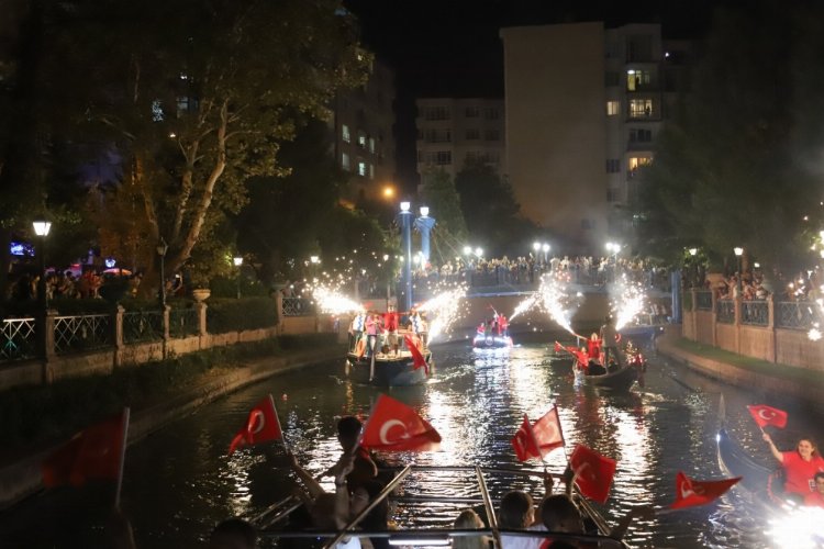 Fener-alayi-coskusu-geceyi-aydinlatti.jpg