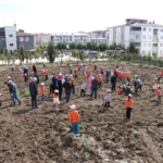 'OKULDAKİ ÇİFTLİK PROJESİ': MEYVE FİDANLARI OKUL BAHÇESİNE DİKİLDİ