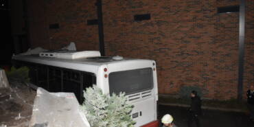 İzmir'de belediye otobüsü alışveriş merkezinin bahçesine