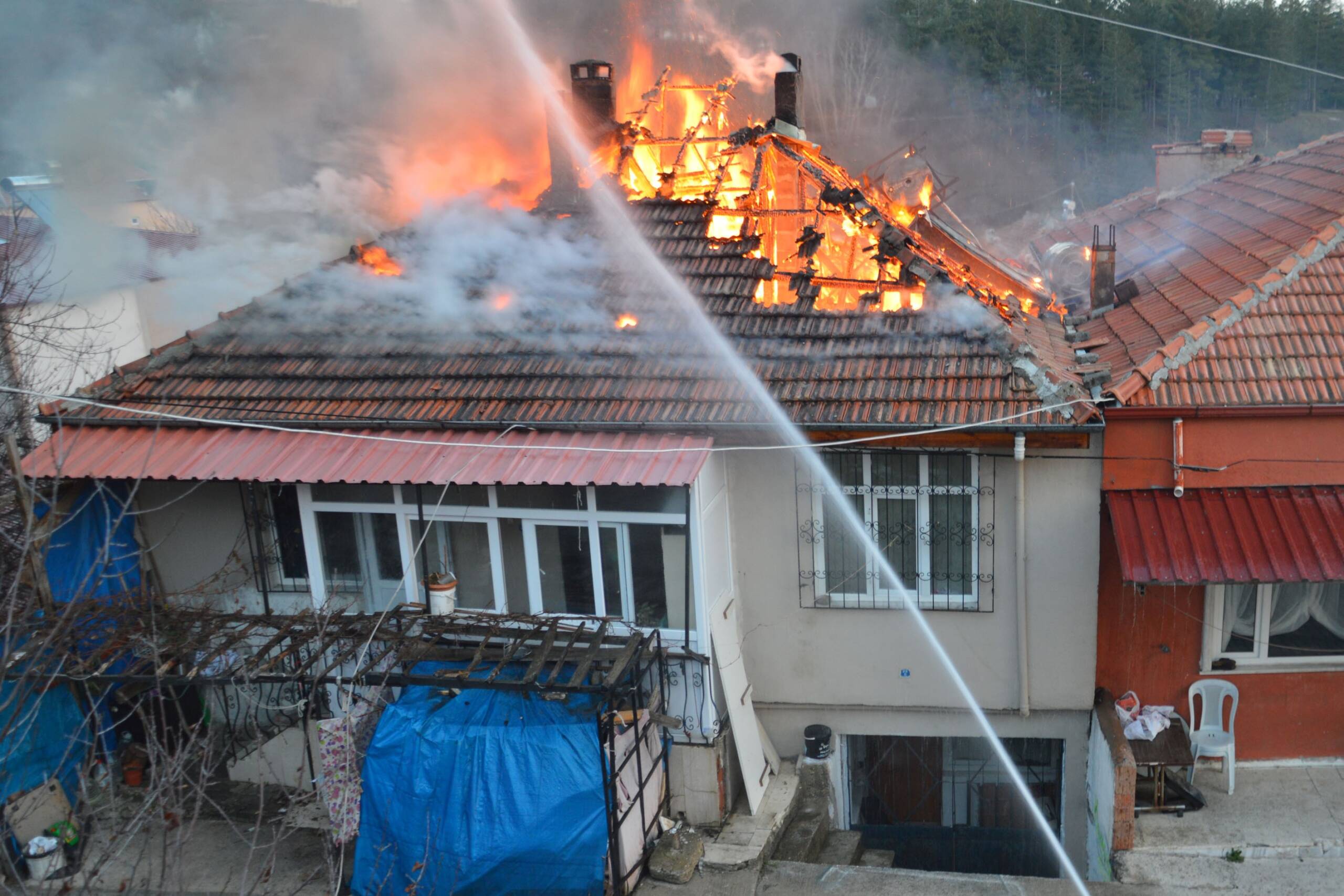 SAMSUN'DA EV YANGINI: ÇATI KATI ALEVLERE TESLİM OLDU