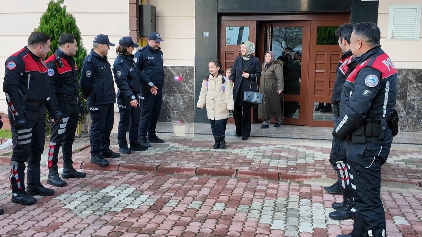 SAMSUN POLİSİNDEN ŞEHİT ÇOCUĞUNA UNUTULMAZ SÜRPRİZ ŞEHİT ÇOCUĞUNU POLİSLER KORTEJ EŞLİĞİNDE OKULA BIRAKTI