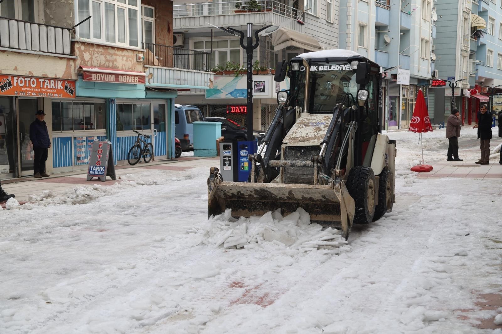 CANİK'TE KAR TEMİZLEME ÇALIŞMALARI