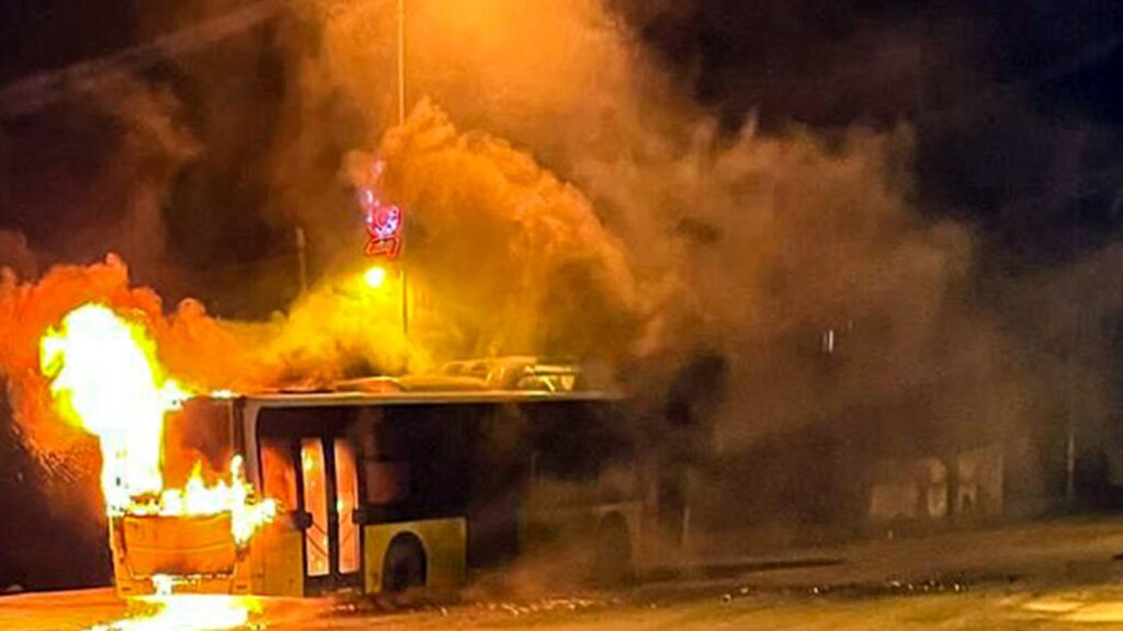 Yolcu otobüsü alevlere teslim oldu samsun manşet haberleri Samsun manşet - samsun haberleri