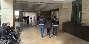 SAMSUN'DA DOLANDIRICILIK SUÇUNDAN 15 YIL 7 AY HAPİS CEZASINA BULUNAN 2 KİŞİ YAKALANDI