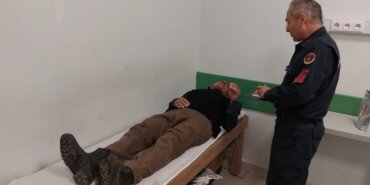 SOKAK KÖPEĞİNİN KOVALADIĞI MOTOSİKLET SÜRÜCÜSÜ YAŞLI ADAM HASTANELİK OLDU