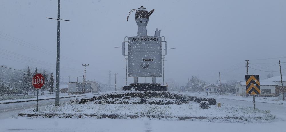 Samsun'un yüksek kesimlerinde yoğun kar yağışı: vezirköprü'de okullar tatil edildi samsun manşet haberleri Samsun manşet - samsun haberleri
