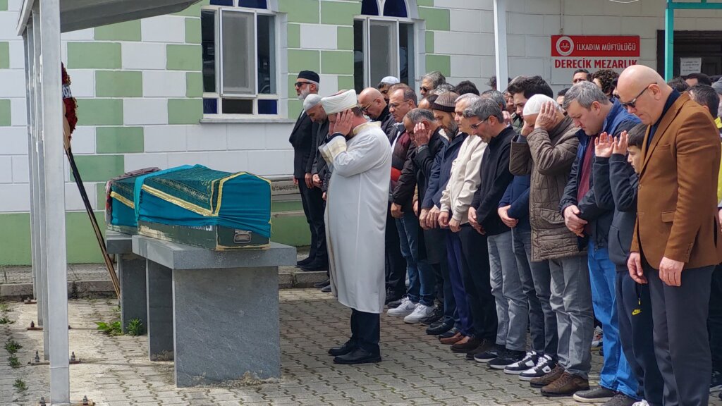Eşi tarafından öldürülen kadın toprağa verildi: geride 3 çocuk kaldı samsun manşet haberleri Samsun manşet - samsun haberleri