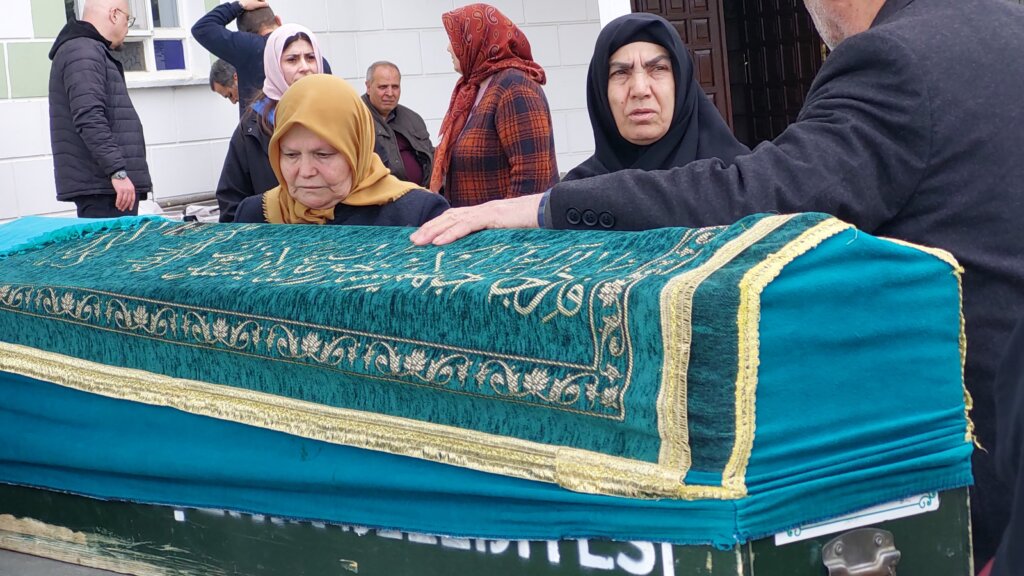 Eşi tarafından öldürülen kadın toprağa verildi: geride 3 çocuk kaldı samsun manşet haberleri Samsun manşet - samsun haberleri