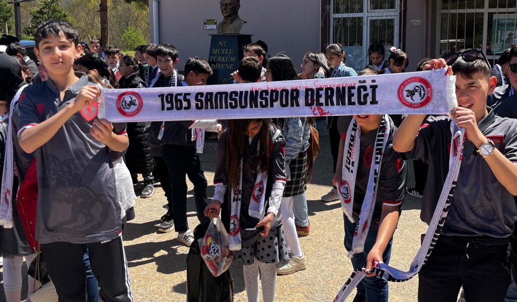 1965 samsunspor derneği asarcık'lı öğrencileri stadyuma taşıdı samsun manşet haberleri Samsun manşet - samsun haberleri