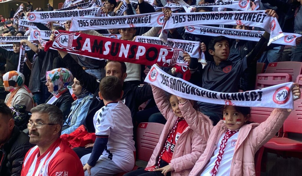 1965 samsunspor derneği asarcık'lı öğrencileri stadyuma taşıdı samsun manşet haberleri Samsun manşet - samsun haberleri