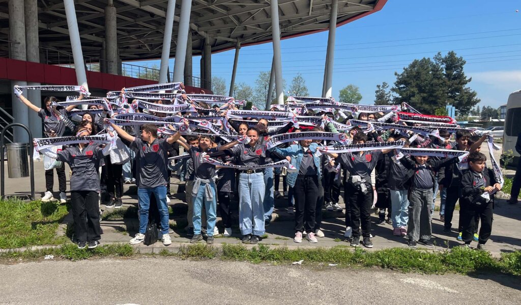 1965 samsunspor derneği asarcık'lı öğrencileri stadyuma taşıdı samsun manşet haberleri Samsun manşet - samsun haberleri