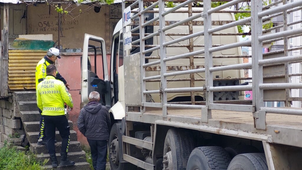 Samsun’da park halindeki kamyon metruk binanın duvarını yıktı samsun manşet haberleri Samsun manşet - samsun haberleri