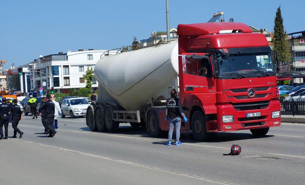 Atakum'da beton mikseriyle çarpışan motosikletli feci şekilde hayatını kaybetti samsun manşet haberleri Samsun manşet - samsun haberleri