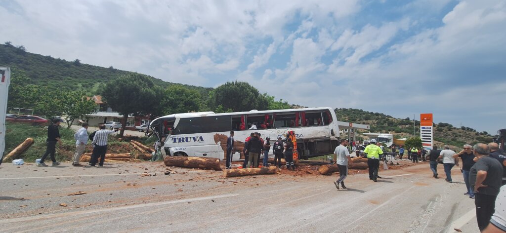 Çanakkale'de korkunç kaza: 6 ölü, çok sayıda yaralı samsun manşet haberleri Samsun manşet - samsun haberleri