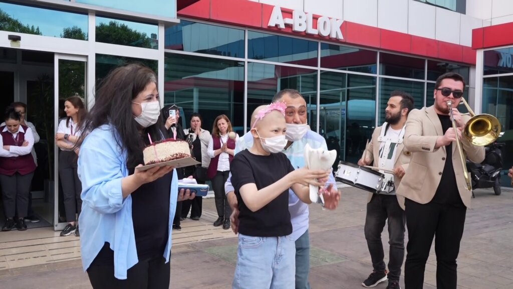 Gözyaşları bu kez sevinç i̇çin: kanseri yenen benay’a duygusal tören samsun manşet haberleri Samsun manşet - samsun haberleri
