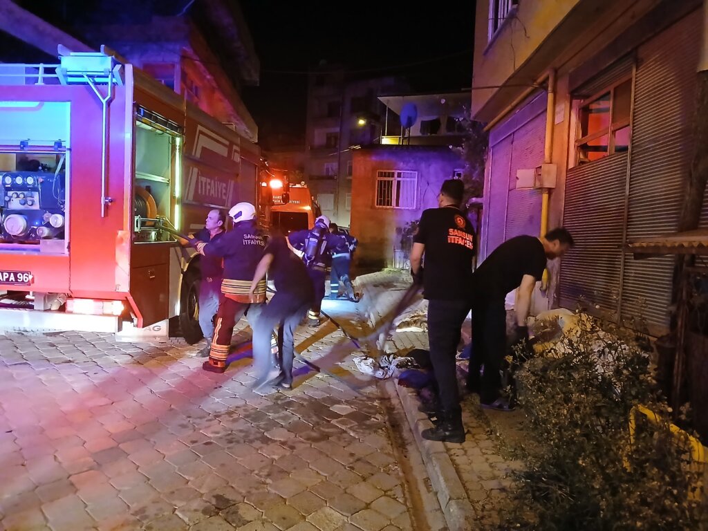 Canik'te i̇ki katlı binada yangın: müdahale eden i̇tfaiyeci de yaralandı samsun manşet haberleri Samsun manşet - samsun haberleri