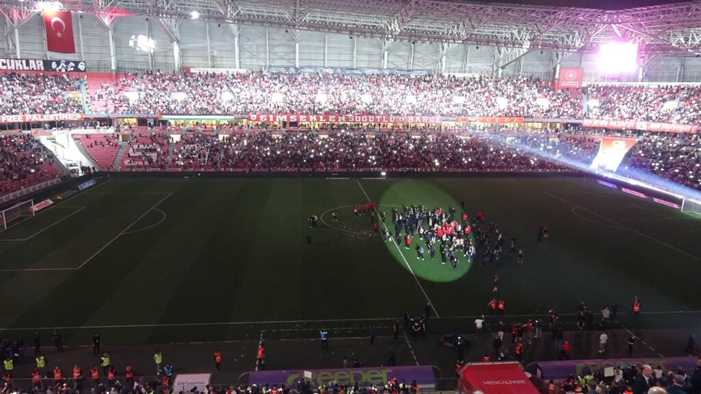 Samsunspor'un taraftarla bütünleşen avrupa kutlaması samsun manşet haberleri Samsun manşet - samsun haberleri