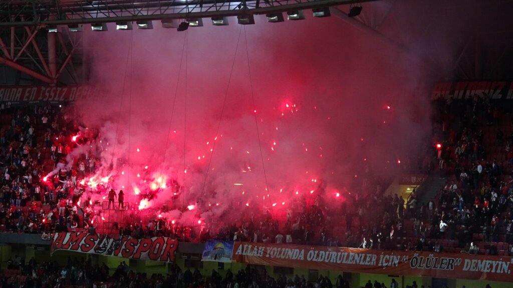 Samsunspor'un taraftarla bütünleşen avrupa kutlaması samsun manşet haberleri Samsun manşet - samsun haberleri