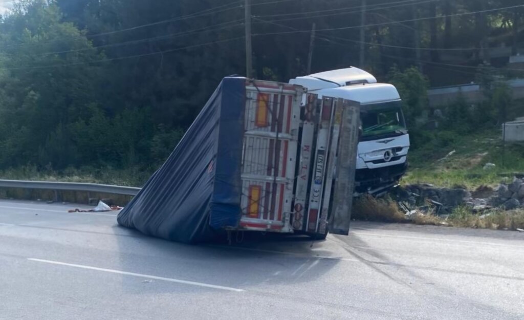 Samsun-ankara yolunda feci kaza: otomobil tırla çarpıştı, sürücü yaralandı samsun manşet haberleri Samsun manşet - samsun haberleri