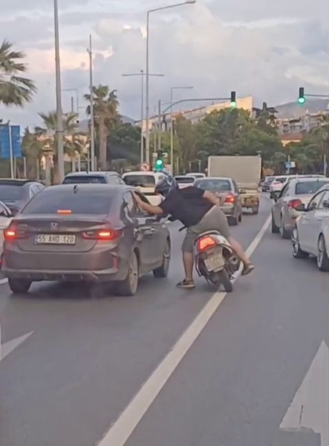Samsun trafiğinde gergin anlar! Otomobilin kapısına yumruk attı samsun manşet haberleri Samsun manşet - samsun haberleri
