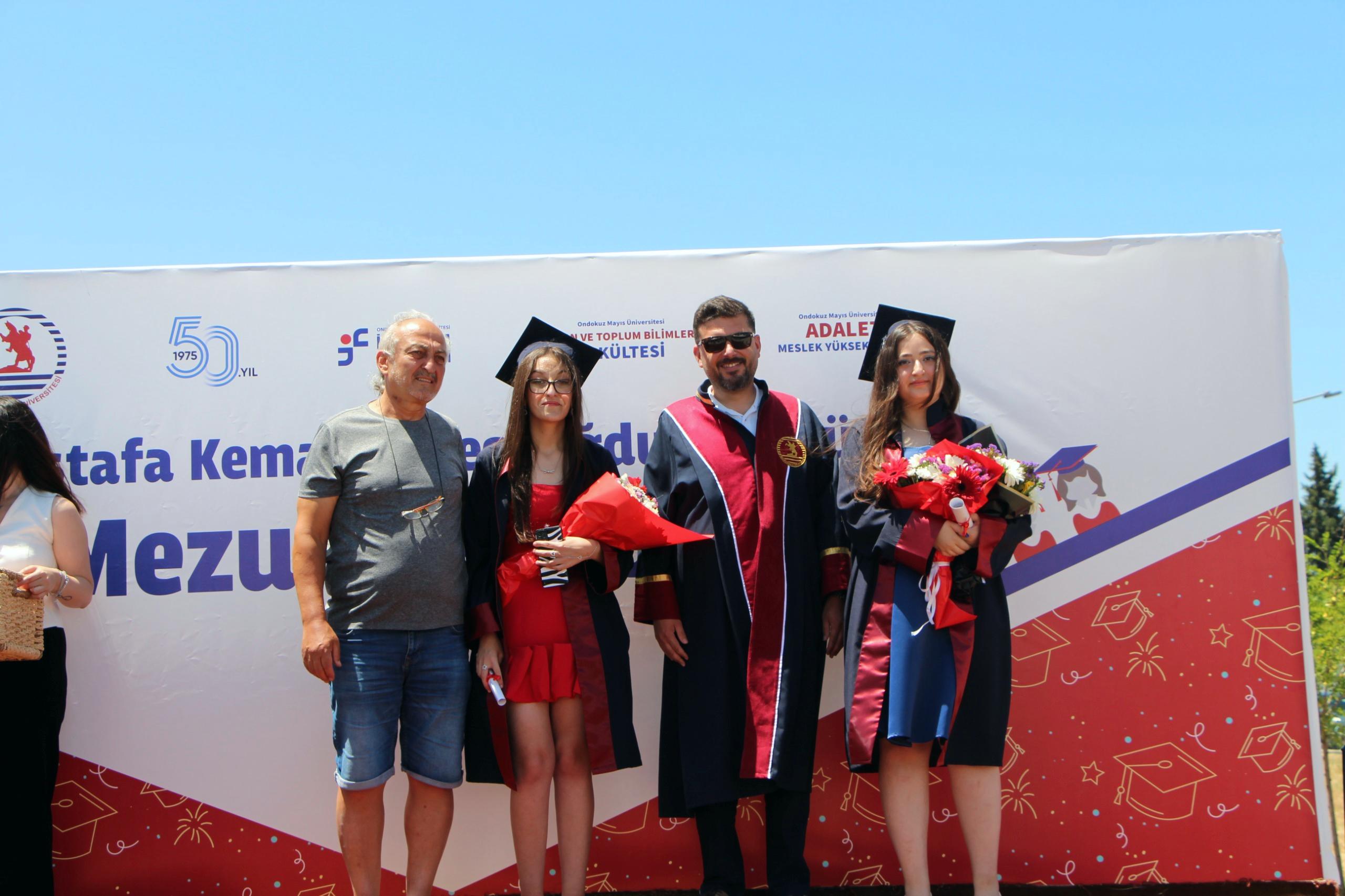 Kızının mezuniyetinde babasına da sürpriz yaptılar samsun manşet haberleri Samsun manşet - samsun haberleri