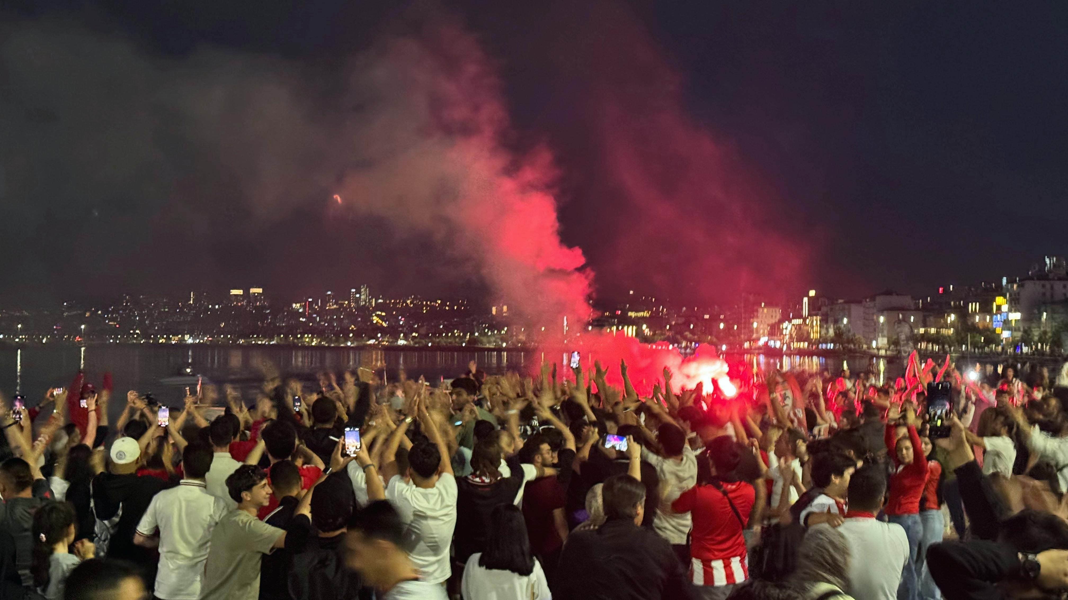 Samsunspor taraftarından 60’ıncı yıla özel meşaleli kutlama samsun manşet haberleri Samsun manşet - samsun haberleri