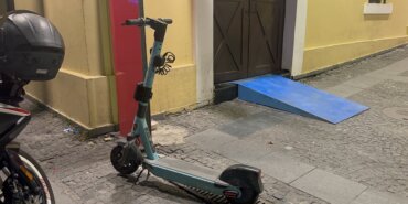 elektrikli-scooterdan-dusen-2-cocuk-yaralandi