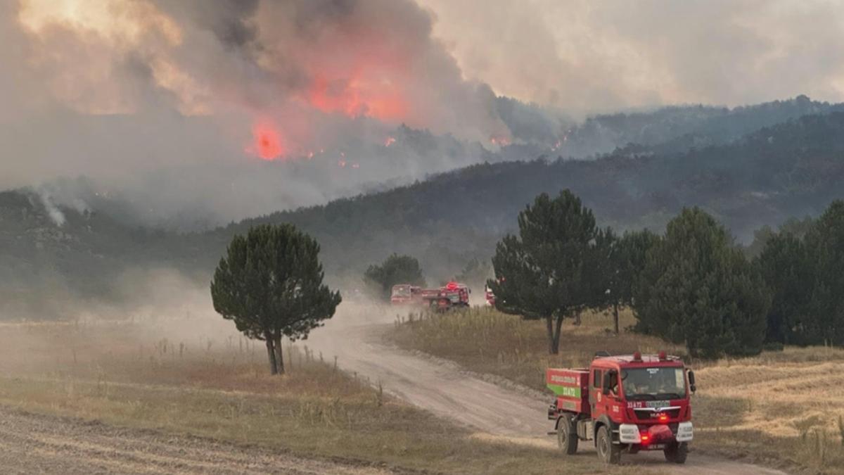 Geçerli görselin alternatif metni yok. Dosya adı: eskisehir-yangininda-sehit-olanlarin-yanindan-son-anda-ayrilan-ekibin-aci-tanikligi-69UJxaVV.jpg