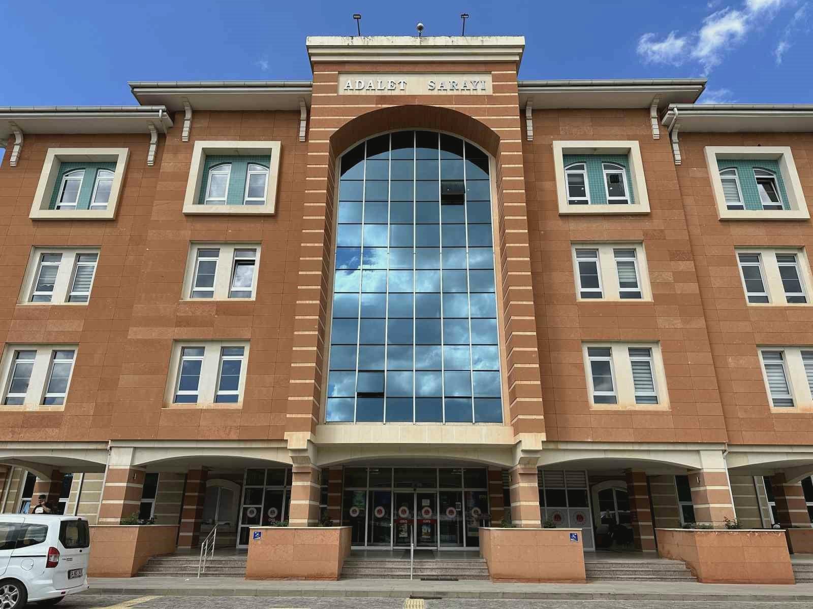 Geçerli görselin alternatif metni yok. Dosya adı: torununu-bicaklayan-dedenin-yargilanmasina-devam-edildi-bzJStKnC.jpg