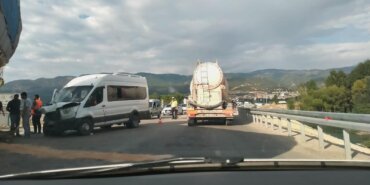 tokatta-findik-iscilerinin-tasindigi-minibus-ile-kamyon-carpisti-8-yarali-lny6A7Ip.jpg