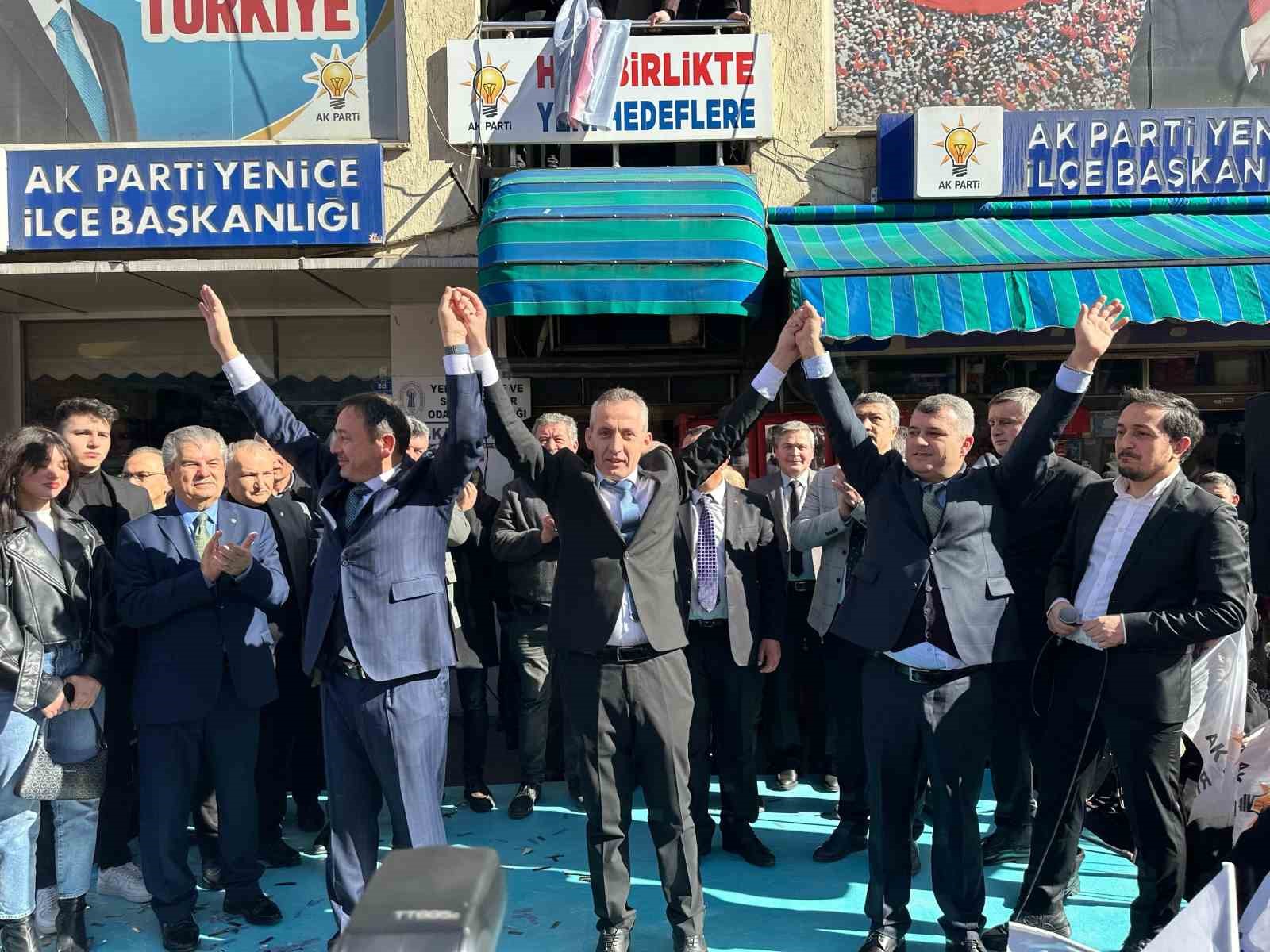 Baskan-adayi-Karakasa-Yenicede-miting-gibi-karsilama-9705d727e872ea8df312352c392ef771