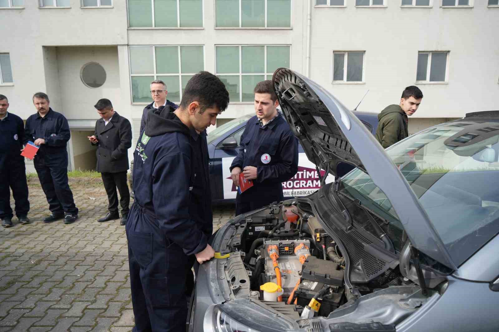 Elektrikli-otomotiv-sektorunun-nitelikli-eleman-ihtiyacini-karsilayacak-kurs-basladi-777d45f92b252deaee1eee64db853a42