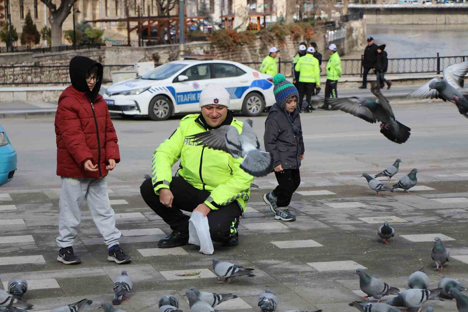 Trafik-polisi-kucuk-cocukla-guvercinleri-yemledi-goruntuleri-yurekleri-isitti-2cf097623ee141a8c2ec77991fdb54f3