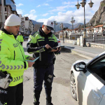 Trafik-polisi-kucuk-cocukla-guvercinleri-yemledi-goruntuleri-yurekleri-isitti-5d20da3f82e847f9f36d014f5ea5f5fb