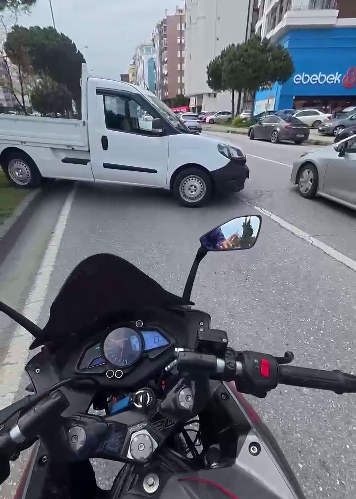 Şoförsüz araç yola fırladı! Motosiklet sürücüsü facianın eşiğinden döndü samsun manşet haberleri Samsun manşet - samsun haberleri