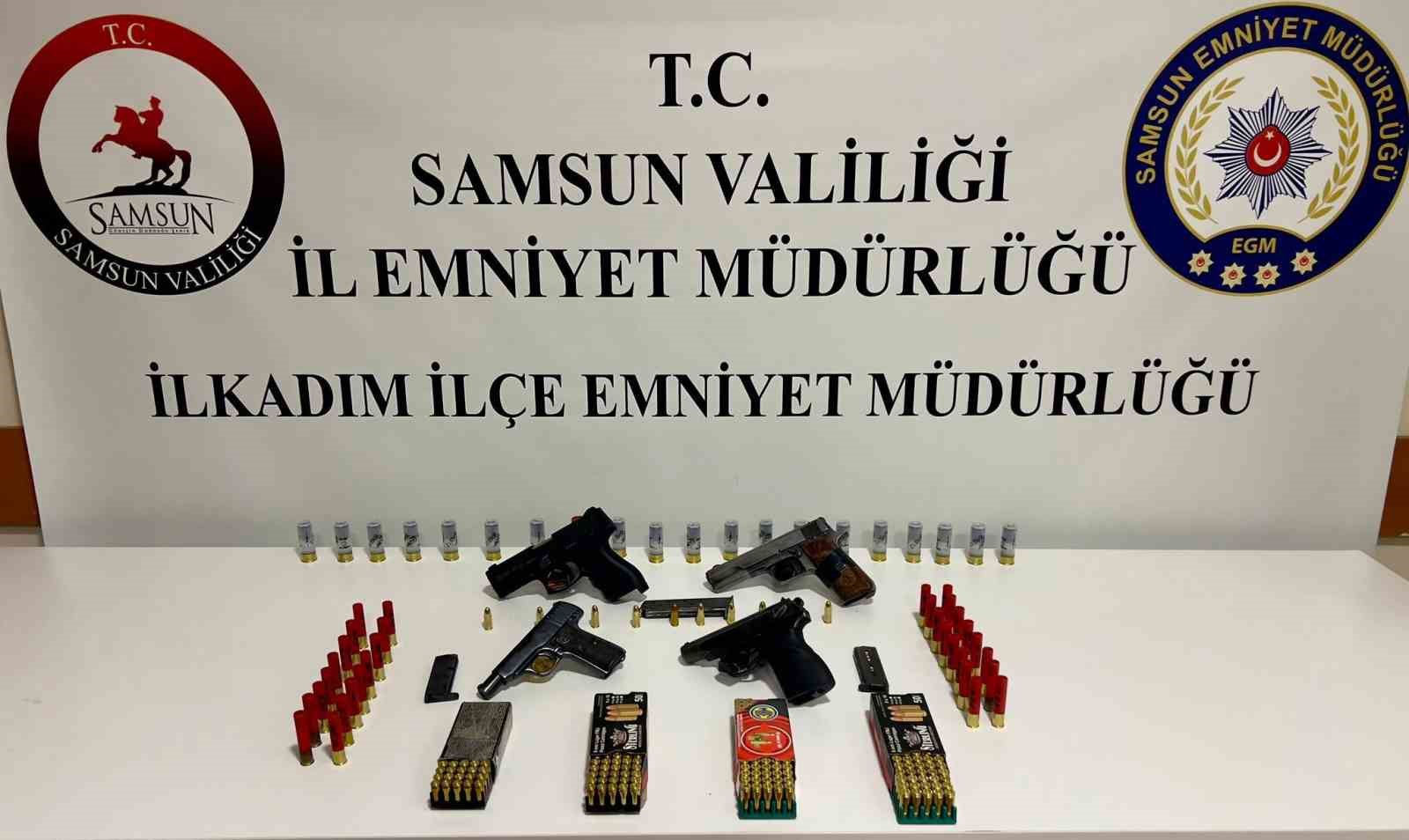 Samsunda-bir-evde-4-adet-tabanca-ele-gecti-b457812f84a5065e5c3928a8468272e3